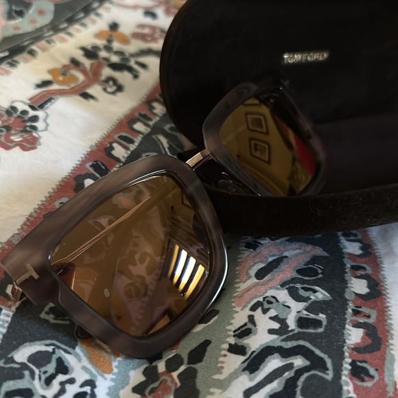 Tom Ford sunglasses. Brand new, only worn once. - Picture 3 of 7
